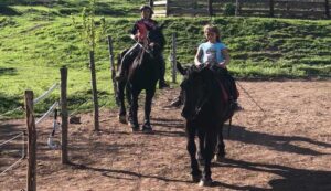 Bambini a cavallo. Agriturismo in Toscana.